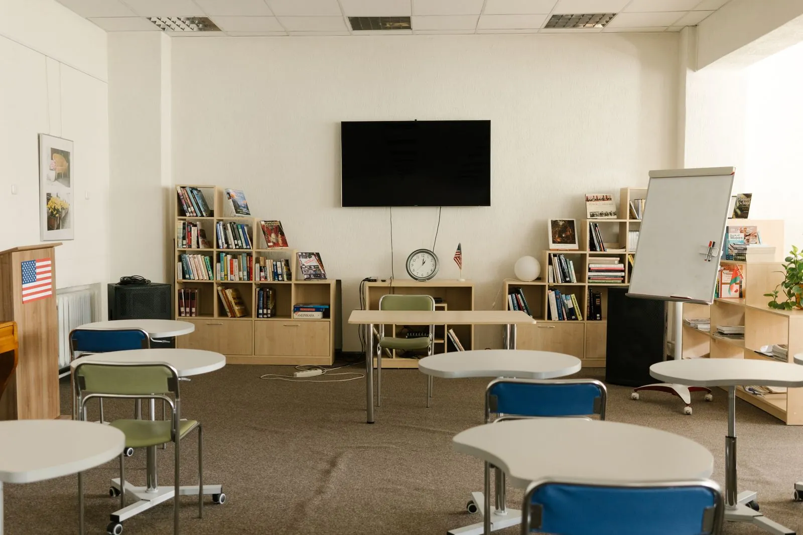 Sala de aula vazia, referência ambiental ilustrativa
